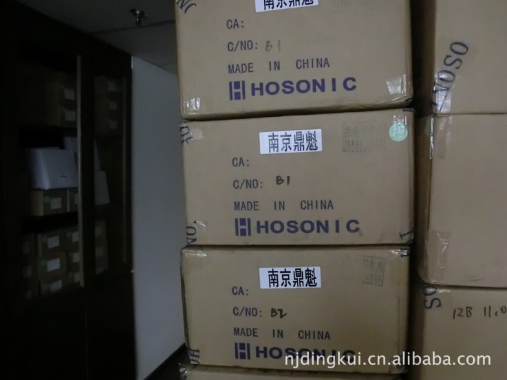 无源晶振晶体与有源晶振起振电容的选择_电路图分享 晶振在电气上可以等效成一个电容和一个电阻并联再串联一个电容的二端网络,电工学上这个网络有两个谐振点,以频率的高低分其中较低的频率为串联谐振,较高的频率为并联谐振。由于晶体自身的特性致使这两个频率的距离相当的接近,在这个极窄的频率范围内,晶振等效为一个电感,所以只要晶振的两端并联上合适的电容它就会组成并联谐振电路。这个并联谐振电路加到一个负反馈电路中就可以构成正弦波振荡电路,由于晶振等效为电感的频率范围很窄,所以即使其他元件的参数变化很大,这个振荡器的频率也不会有很大的变化。晶振有一个重要的参数,那就是负载